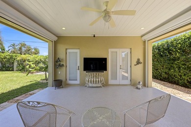 Beautifully updated, move-in-ready coastal retreat just minutes - photo 17