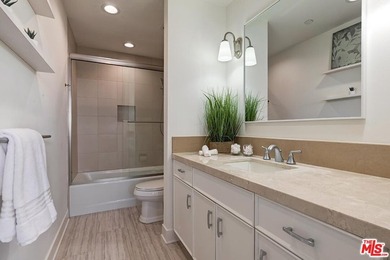 Perched high above Los Angeles, with sweeping panoramic vistas - photo 31