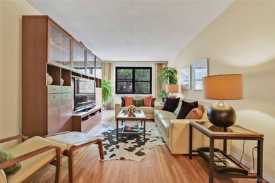 This bright and spacious, move-in-ready 2-bedroom, 1-bathroom - photo 1