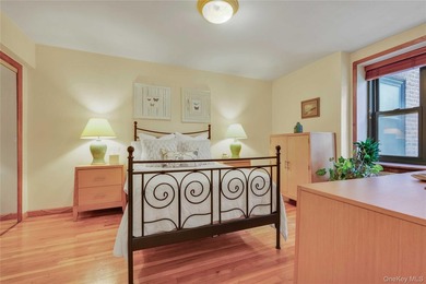 This bright and spacious, move-in-ready 2-bedroom, 1-bathroom - photo 6