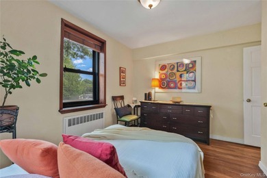This bright and spacious, move-in-ready 2-bedroom, 1-bathroom - photo 8