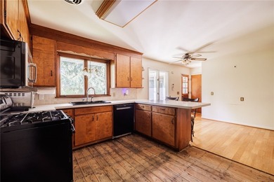 Welcome to the ease of first-floor living!This spacious - photo 4