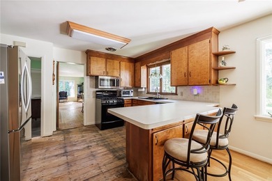 Welcome to the ease of first-floor living!This spacious - photo 5