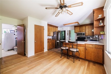 Welcome to the ease of first-floor living!This spacious - photo 6