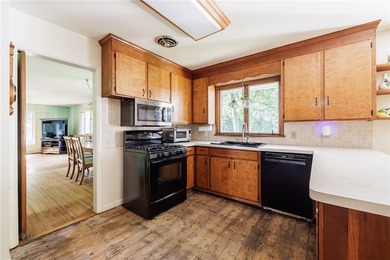 Welcome to the ease of first-floor living!This spacious - photo 8