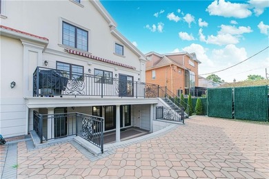An exceptional opportunity to own a luxurious Center Hall home - photo 9