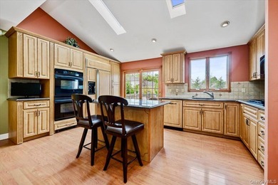 Perfectly positioned on a prime mid block in South Merrick, this - photo 3