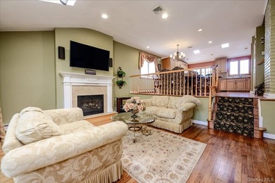 Perfectly positioned on a prime mid block in South Merrick, this - photo 6