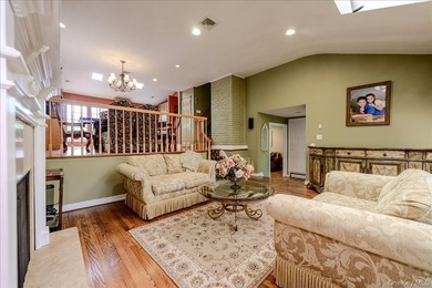 Perfectly positioned on a prime mid block in South Merrick, this - photo 7