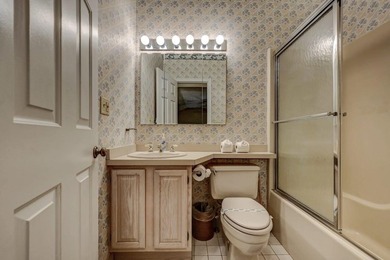 3 LEVELS Turnkey home......Beautiful End unit, 4 bedroom, 3 bath - photo 40