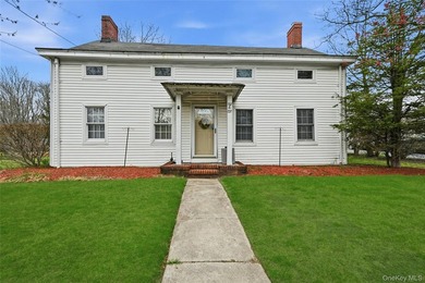 This charming Center Moriches 4/5-bedroom Colonial dates back to - photo 1