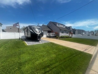 Beautiful 3 bedroom Split, Family room 2 Bathrooms Pool w/ Deck - photo 2