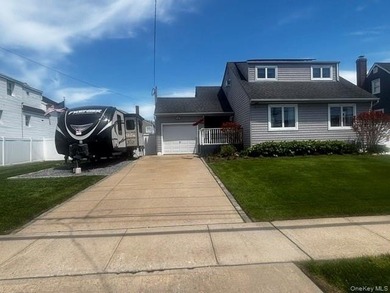 Beautiful 3 bedroom Split, Family room 2 Bathrooms Pool w/ Deck - photo 5