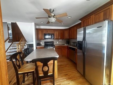 Beautiful 3 bedroom Split, Family room 2 Bathrooms Pool w/ Deck - photo 10
