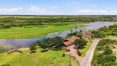 An extraordinary waterfront estate where timeless craftsmanship - photo 6
