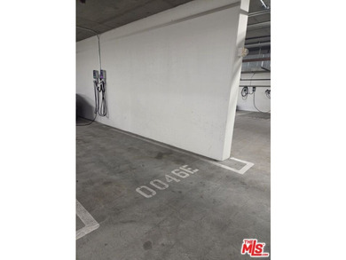RARE fully loaded unit comes with 2 PARKING Spots, LARGE Storage - photo 12