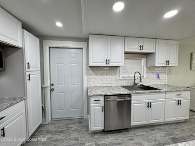 REMODELED Fully furnished light bright (Bay Windows), open - photo 16