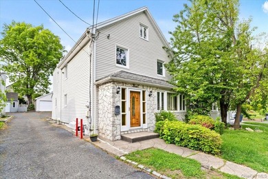 Welcome to 3 Franklin Road, a spacious and sun-filled Colonial - photo 2
