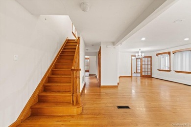 Welcome to 3 Franklin Road, a spacious and sun-filled Colonial - photo 4