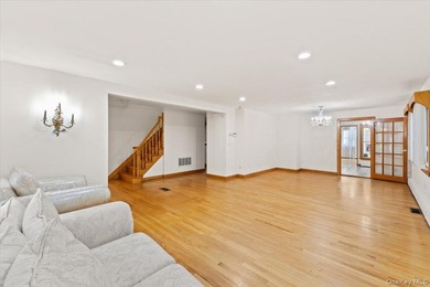 Welcome to 3 Franklin Road, a spacious and sun-filled Colonial - photo 5