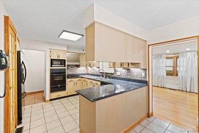 Welcome to 3 Franklin Road, a spacious and sun-filled Colonial - photo 10