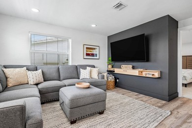 Totally and professionally refurbished. Move in ready. 3 - photo 16