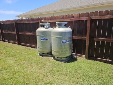 Welcome to this beautifully upgraded and well maintained home - photo 4
