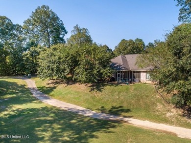 BEAUTIFUL VIEW OVERLOOKING THE GOLF COURSE & A POND. Custom - photo 23