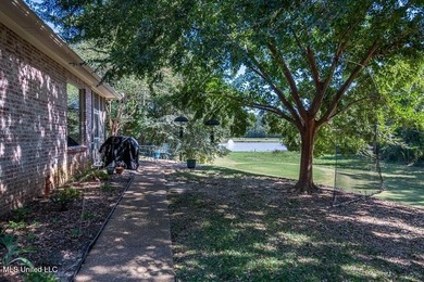 BEAUTIFUL VIEW OVERLOOKING THE GOLF COURSE & A POND. Custom - photo 31
