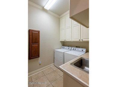 BEAUTIFUL VIEW OVERLOOKING THE GOLF COURSE & A POND. Custom - photo 40