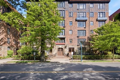 One-bedroom co-op located on the first floor in the Forest Hills - photo 1