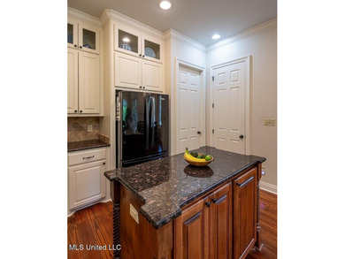 BEAUTIFUL VIEW OVERLOOKING THE GOLF COURSE & A POND. Custom - photo 42