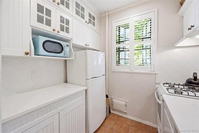 One-bedroom co-op located on the first floor in the Forest Hills - photo 4