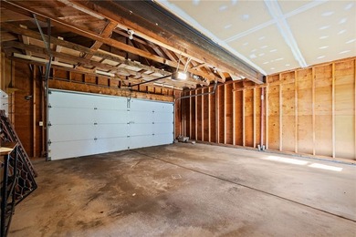 Welcome to this beautiful 3-bedroom, 1.5-bathroom Colonial home - photo 38