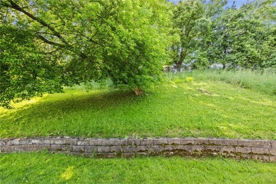 Welcome to this beautiful 3-bedroom, 1.5-bathroom Colonial home - photo 41