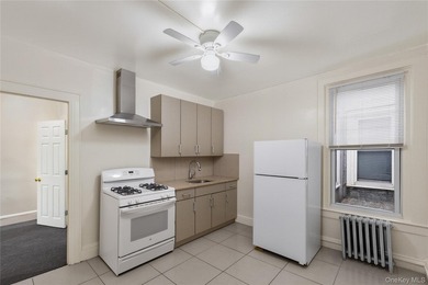 Strong mixed-use investment opportunity in Auburndale, Flushing - photo 2
