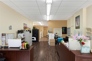 Strong mixed-use investment opportunity in Auburndale, Flushing - photo 7