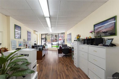 Strong mixed-use investment opportunity in Auburndale, Flushing - photo 8