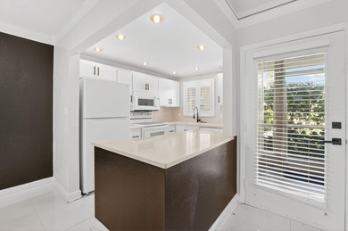 Welcome to easy living in this renovated 1 bedroom, 1.5 bath - photo 2