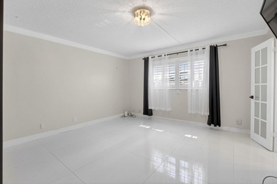 Welcome to easy living in this renovated 1 bedroom, 1.5 bath - photo 6