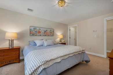 An inviting end unit townhouse-style condominium, minutes to - photo 3