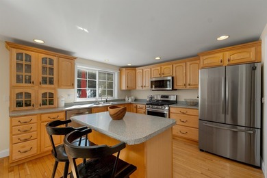 An inviting end unit townhouse-style condominium, minutes to - photo 6