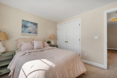 An inviting end unit townhouse-style condominium, minutes to - photo 8