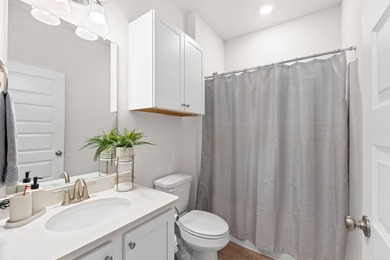 Welcome to this beautifully maintained single-story ranch style - photo 8