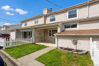 Move right into this renovated, Townhouse, with 2-bedrooms, 1.5 - photo 1
