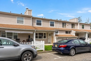 Move right into this renovated, Townhouse, with 2-bedrooms, 1.5 - photo 2