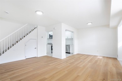 Move right into this renovated, Townhouse, with 2-bedrooms, 1.5 - photo 4