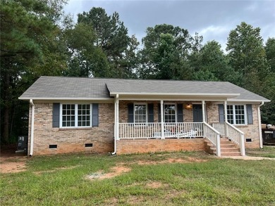 Lake Home For Sale in Hartwell, Georgia