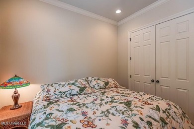 BEAUTIFUL VIEW OVERLOOKING THE GOLF COURSE & A POND. Custom - photo 5