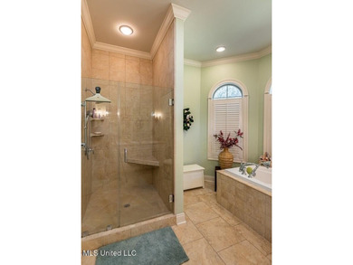 BEAUTIFUL VIEW OVERLOOKING THE GOLF COURSE & A POND. Custom - photo 10